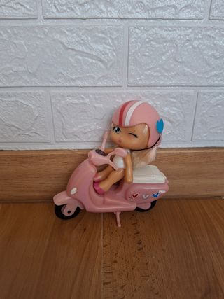 Muñeca en moto rosa