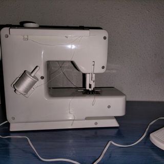 Lotto 2 mini macchine da cucire