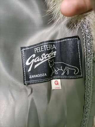 Abrigo piel zorro blanco y otro marrón 