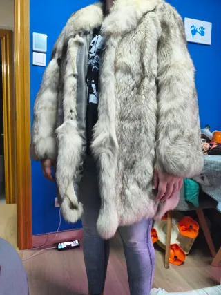 Abrigo piel zorro blanco y otro marrón 