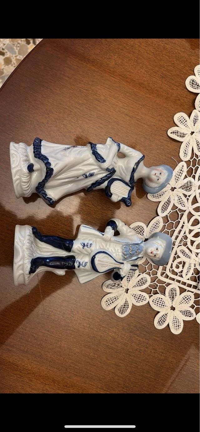 Coppia di figure in porcellana blu-bianca