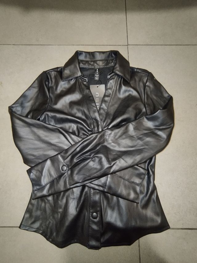 Jaketa nueva de piel, negra