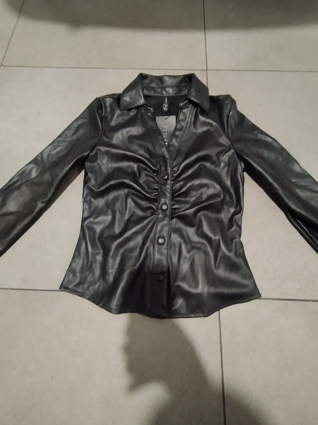 Jaketa nueva de piel, negra