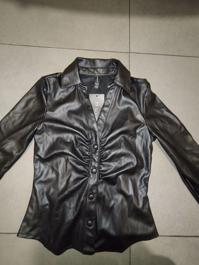 Jaketa nueva de piel, negra