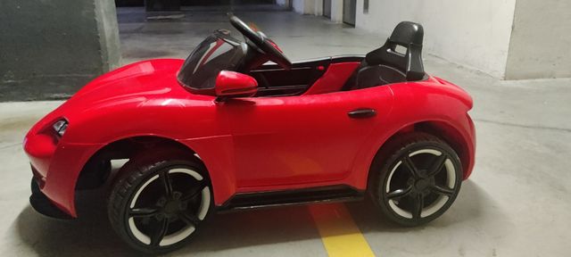 Coche eléctrico rojo  con control remoto y música