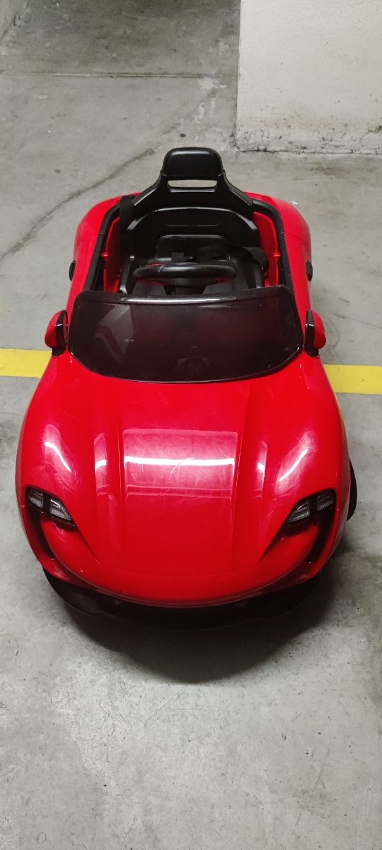 Coche eléctrico rojo  con control remoto y música