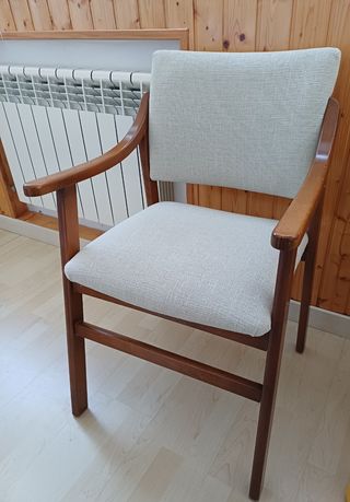 Silla de madera con brazos