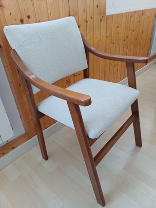 Silla de madera con brazos