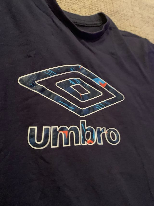 Pack de dos camisetas niño UMBRO y QUICKSILVER