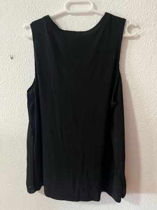 Blusa negra de tirantes con escote