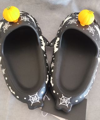 Chanclas Halloween tiburón a estrenar