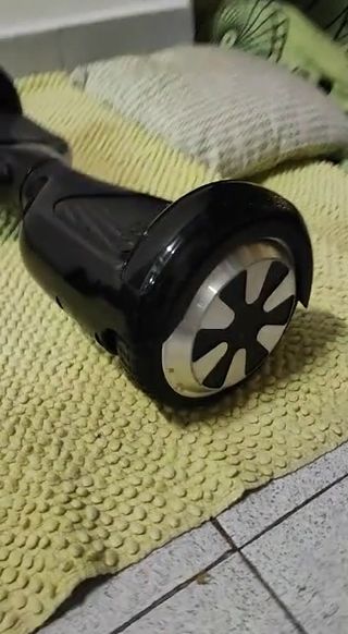 Patin eléctrico . 
Hoverboard negro. 
Patinete 