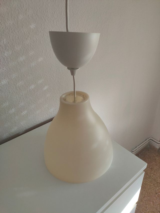 Lámpara colgante beige y blanca