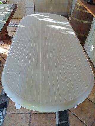 Mesa de jardín blanca de plástico