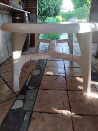 Mesa de jardín blanca de plástico