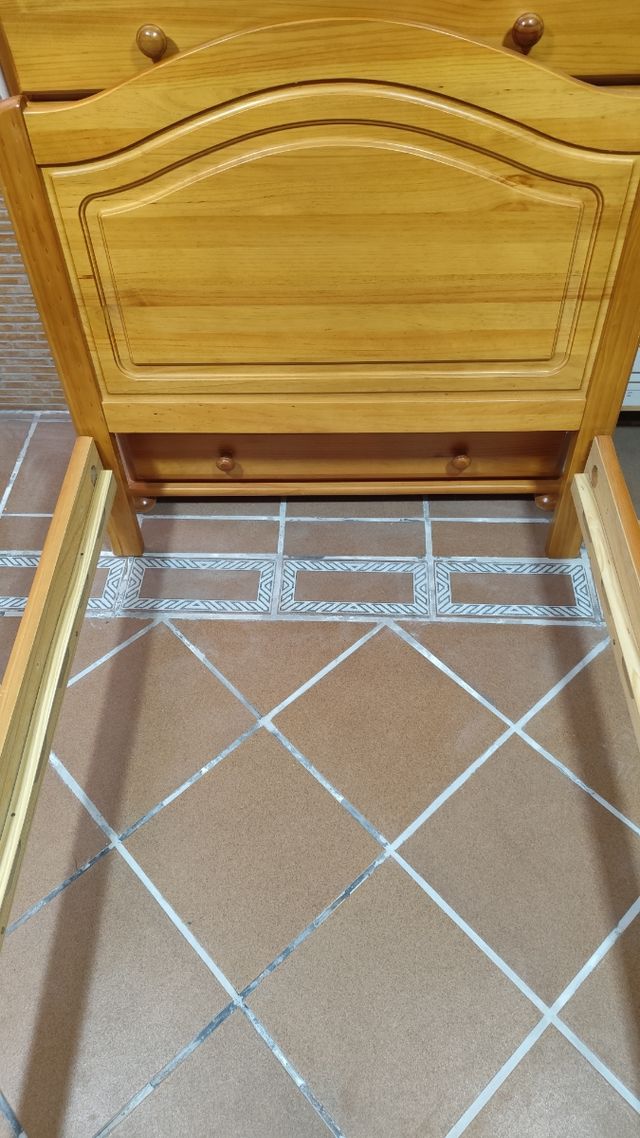 Cama con cabecero de madera
