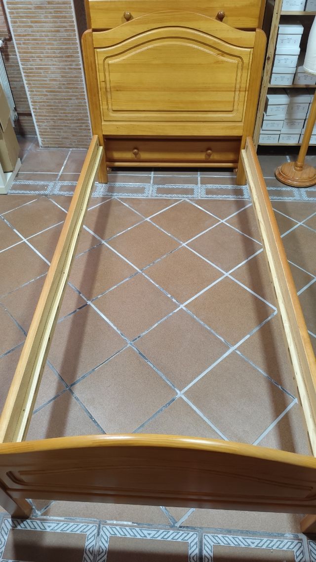 Cama con cabecero de madera