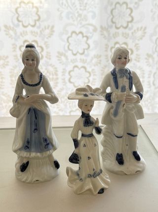 3 Figuras porcelana azul-blanco siglo XVIII