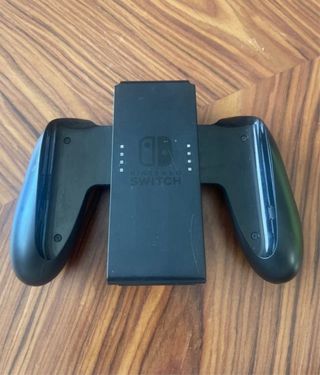 Nintendo Switch con accesorios y juegos de regalo.