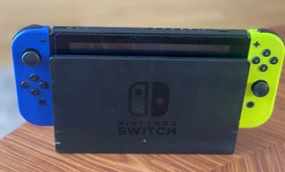 Nintendo Switch con accesorios y juegos de regalo.