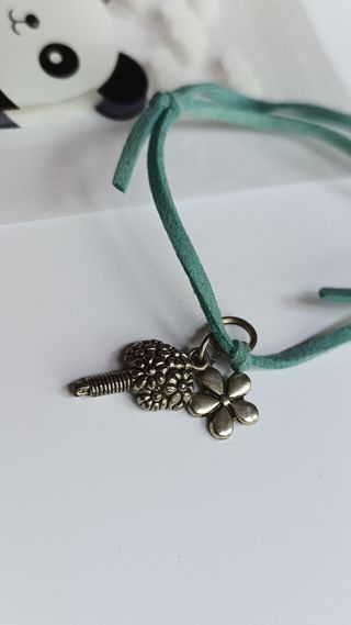 Pulsera flor plateada y verde agua.