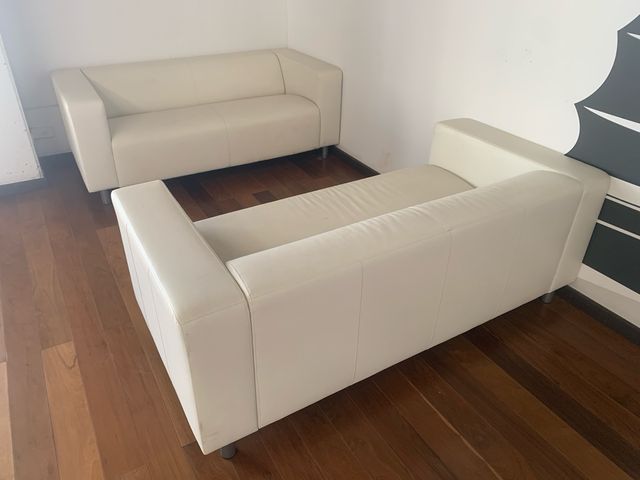 Sofá blanco de piel sintética