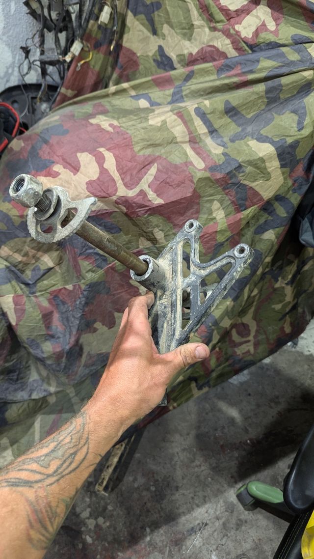 Eje Trasero Suzuki DR BIG 750