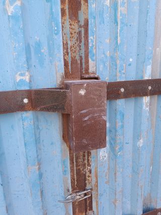 Contenedor metálico usado