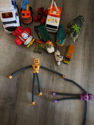 Lote de juguetes - coches, robots, dinosaurios