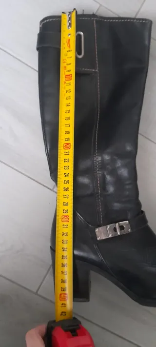 Stivali neri alti in pelle