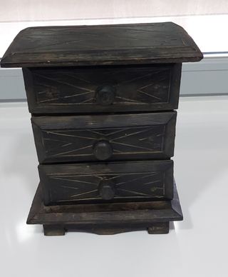 Cajonera madera tallada