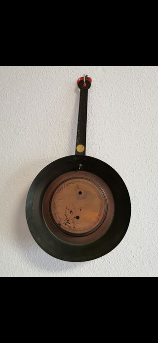 Termómetro antiguo estilo rústico.