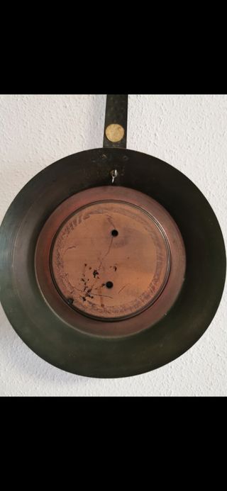 Termómetro antiguo estilo rústico.