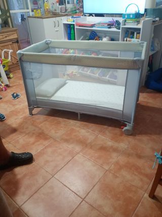 Cuna viaje bebé , colchón + ,3 juegos de sabanas 