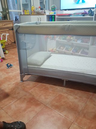 Cuna viaje bebé , colchón + ,3 juegos de sabanas 