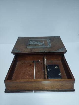 Caja antigua con incrustaciones de plata
