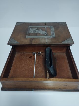 Caja antigua con incrustaciones de plata