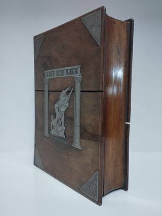 Caja antigua con incrustaciones de plata