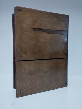 Caja antigua con incrustaciones de plata