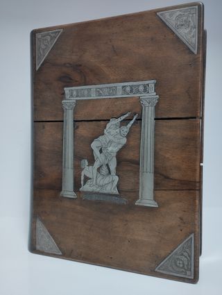 Caja antigua con incrustaciones de plata