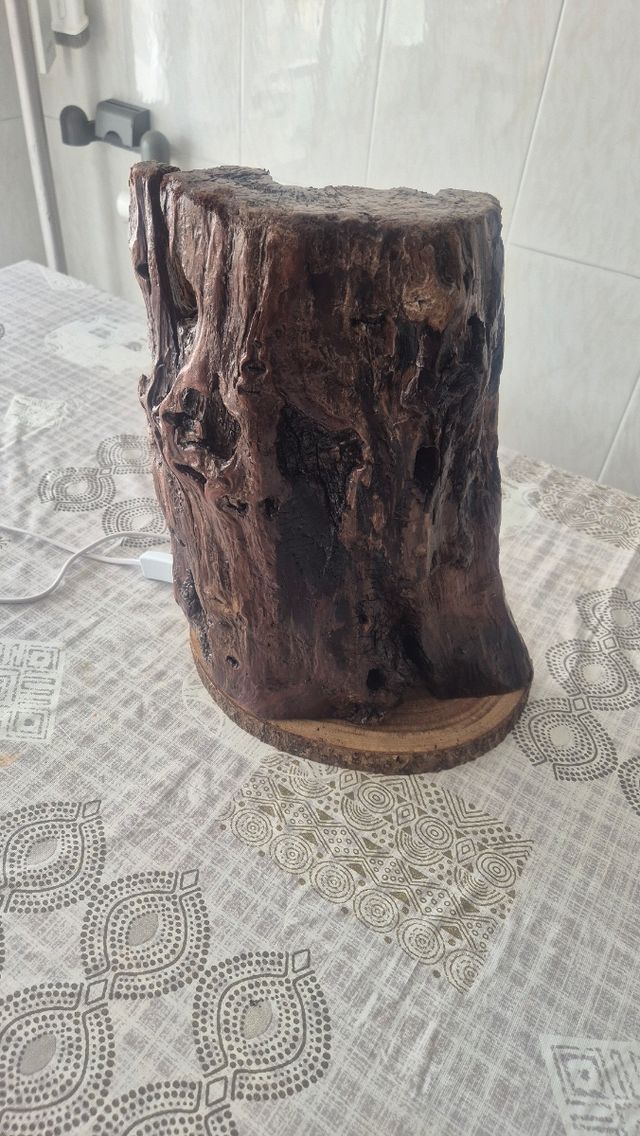 Lámpara tronco madera marrón