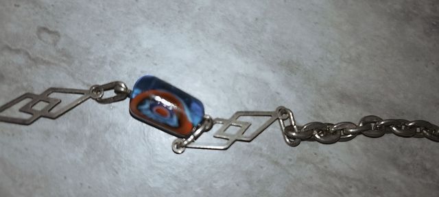 Colgante azul y plateado