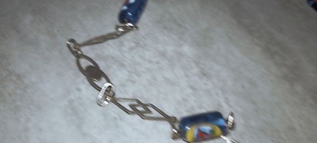 Colgante azul y plateado