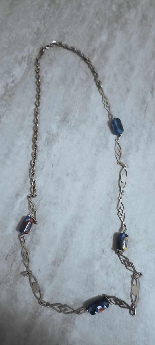 Colgante azul y plateado