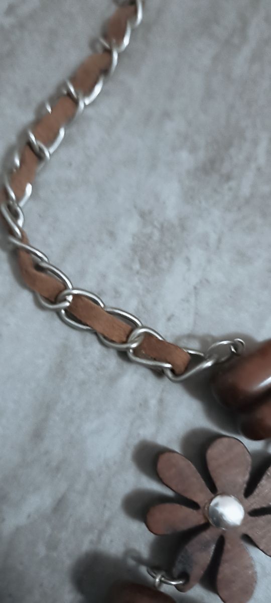 Collar marrón y multicolor