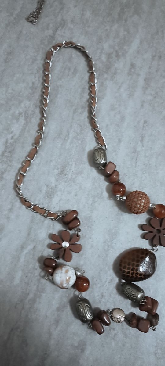 Collar marrón y multicolor