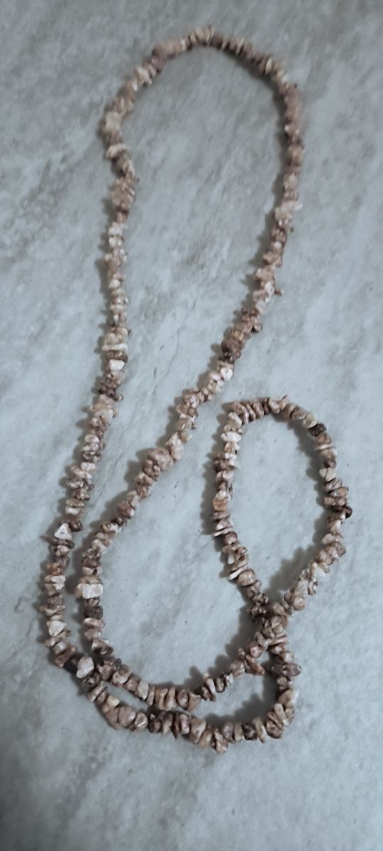 Collar de piedras beige y marrón