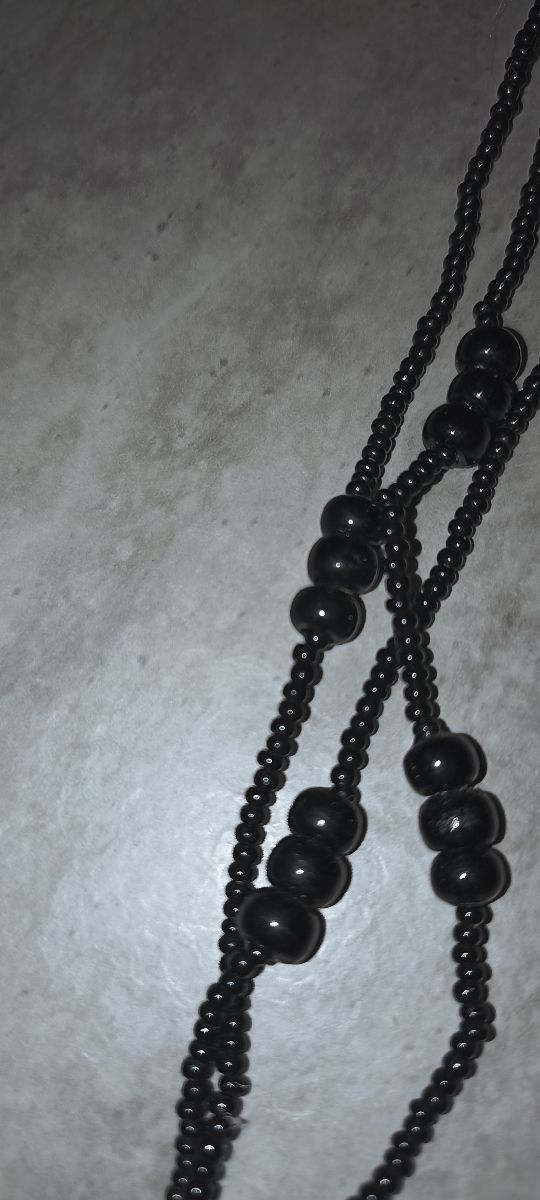 Collar de cuentas negras