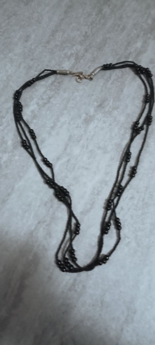 Collar de cuentas negras