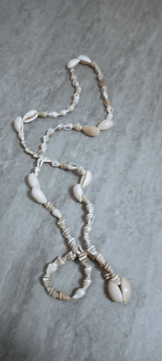 Collar conchas blanco beige